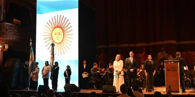 Jorge Macri lideró la jura de lealtad a la bandera en el Teatro Colón: “Es ese sello de unidad que nos da identidad”