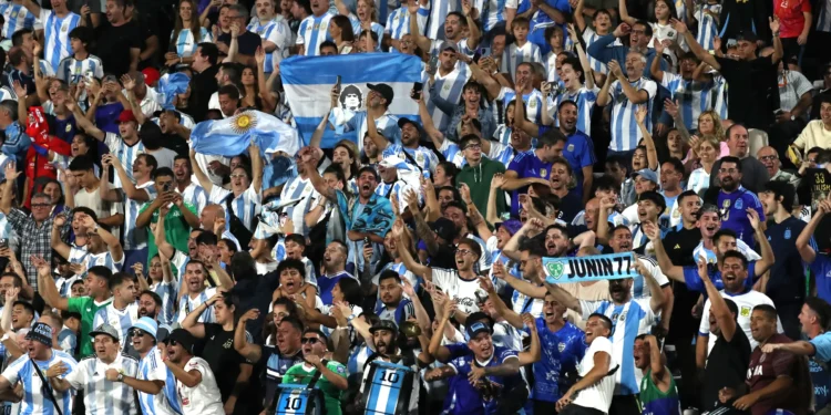 El Mundial marca récord de asistencia, pero los argentinos enfrentan dificultades para conseguir entradas