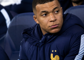 Mbappé enfrenta críticas en Francia tras dejar la concentración