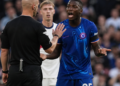 Moisés Caicedo interrumpe el partido por una molestia y el árbitro aplica las nuevas reglas