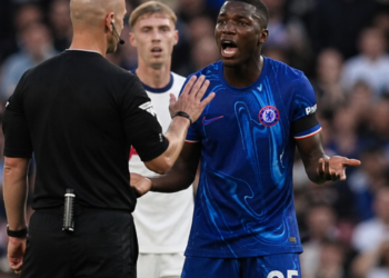 Moisés Caicedo interrumpe el partido por una molestia y el árbitro aplica las nuevas reglas