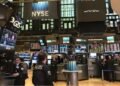 Descenso del riesgo país tras la mejora en la calificación de deuda: impacto en acciones y el dólar