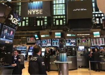 Descenso del riesgo país tras la mejora en la calificación de deuda: impacto en acciones y el dólar