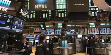 Descenso del riesgo país tras la mejora en la calificación de deuda: impacto en acciones y el dólar