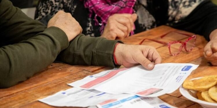 El costo de servicios esenciales para una familia del AMBA alcanzó casi $296.000 en julio