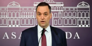 Aspectos clave de la intimación a Adorni por su patrimonio: disparidades entre ingresos y gastos y US$402 mil en refacciones y viajes