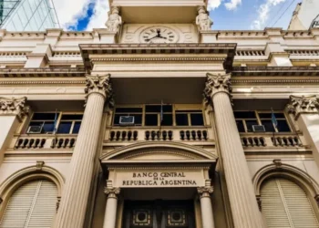 El retorno de los créditos en dólares para empresas: reacciones en el sector bancario ante la nueva normativa