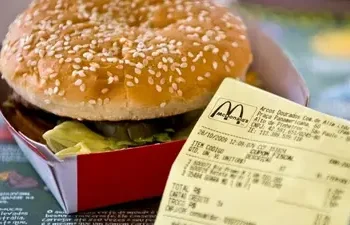 Argentina avanza en el ranking del Big Mac, aunque el peso sigue sobrevaluado un 19%