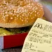 Argentina avanza en el ranking del Big Mac, aunque el peso sigue sobrevaluado un 19%