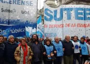 Movilización de la CGT y movimientos sociales por el endeudamiento familiar: detalles y repercusiones
