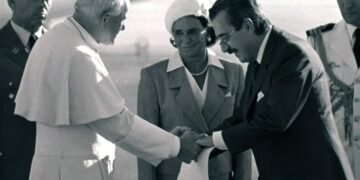 Las dos visitas de Juan Pablo II a la Argentina: de la Guerra de Malvinas al regreso democrático