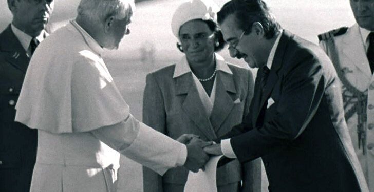 Las dos visitas de Juan Pablo II a la Argentina: de la Guerra de Malvinas al regreso democrático