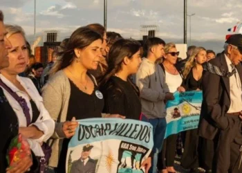 Familiares del Ara San Juan protestan por el retiro de banderas en la Base Naval de Mar del Plata
