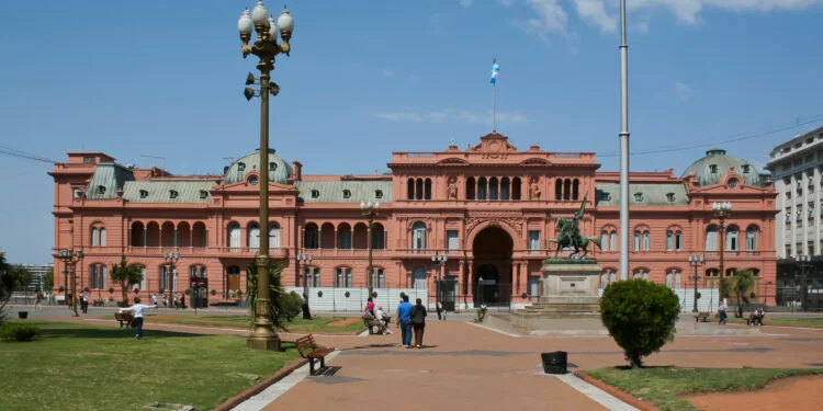 El Gobierno enfrenta un nuevo compromiso de pago con el FMI: detalles y estrategias