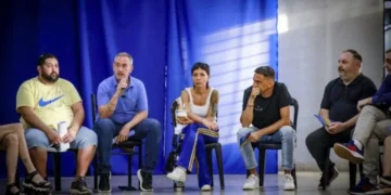 Mayra Mendoza defiende su atuendo en la Legislatura ante críticas