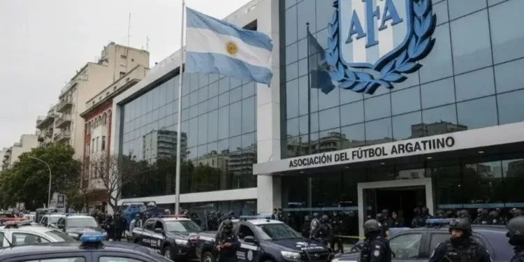 La AFA establece vínculos comerciales con un empresario israelí procesado por falsedad documental
