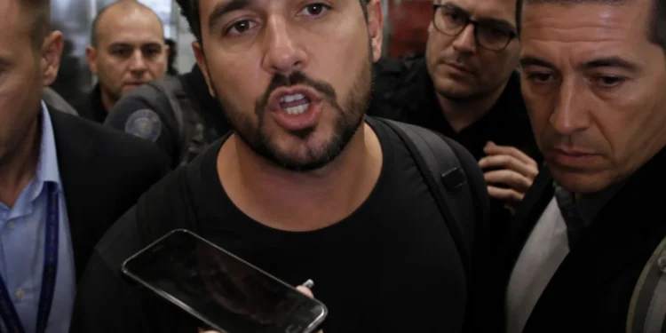 La reacción de un periodista brasileño tras ser deportado de Argentina